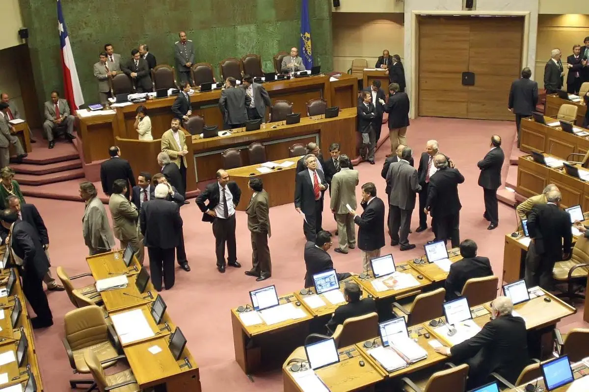 La Cámara se viste de luto, Agencia Uno