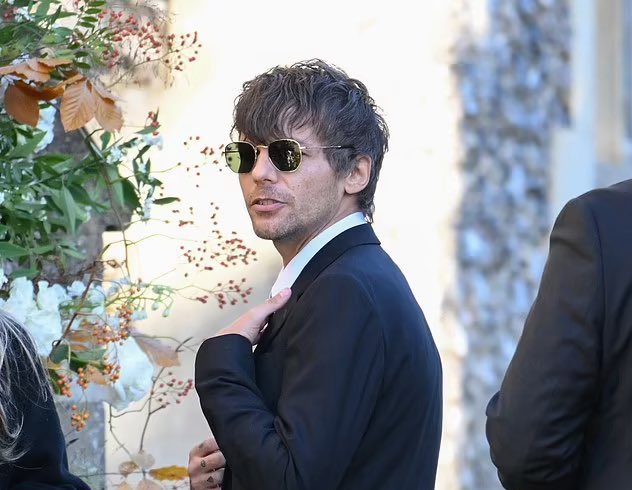 Louis Tomlinson llegando al funeral de Liam Payne - Redes sociales