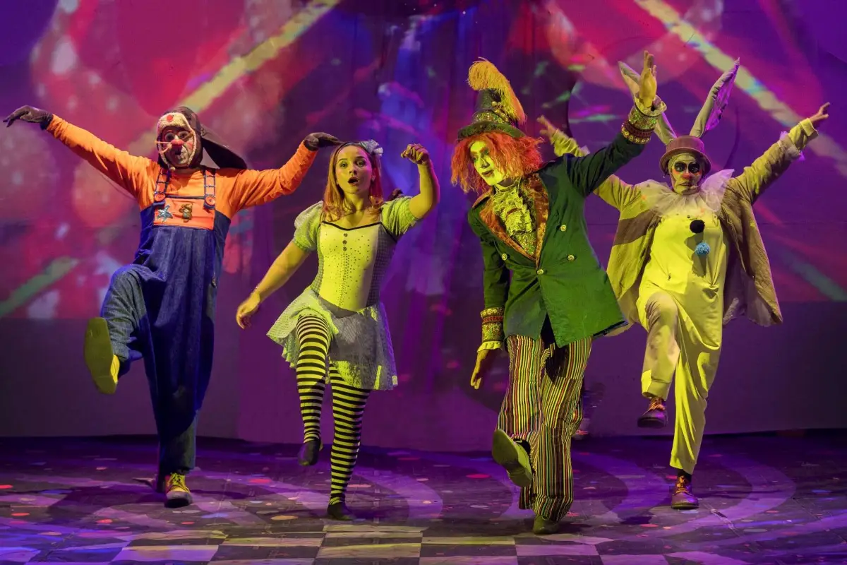 Alicia en el Circo de las Maravillas, Cedida