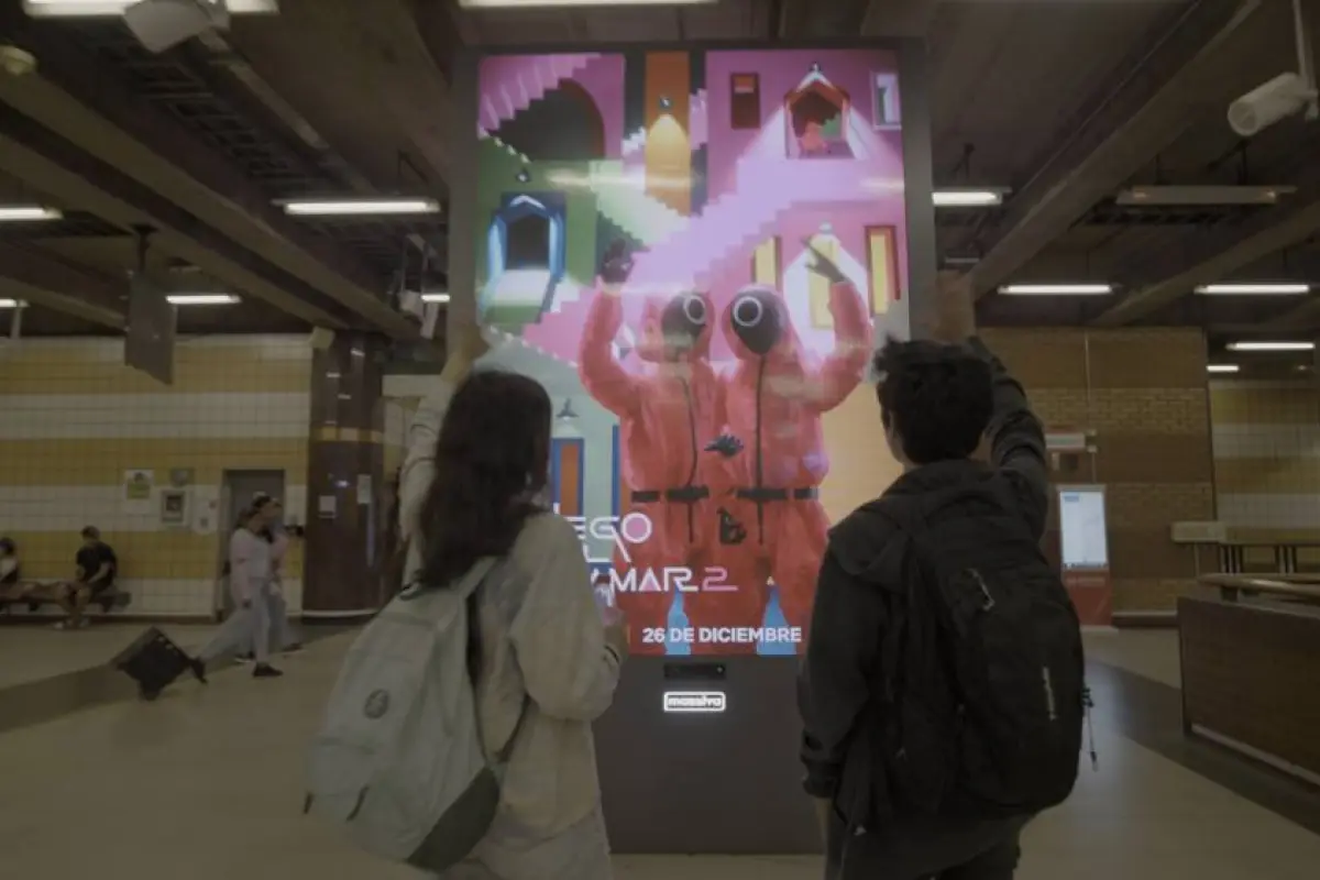 La misteriosa pantalla del Metro Baquedano, Cedida