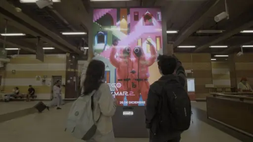 La misteriosa pantalla del Metro Baquedano, Cedida