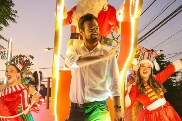 Tomás Vodanovic junto al Viejito Pascuero ,Instagram