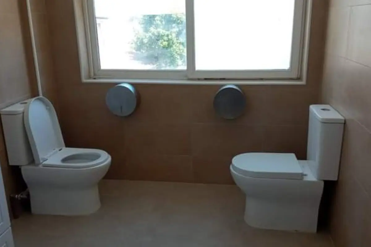 Baños instalados frente a frente en La Unión , Redes sociales | X