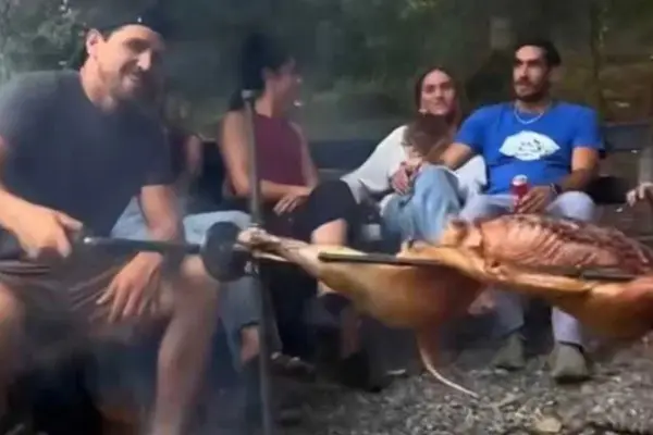 Pedro Astorga y su primo Pangal Andrade en un asado ,Captura