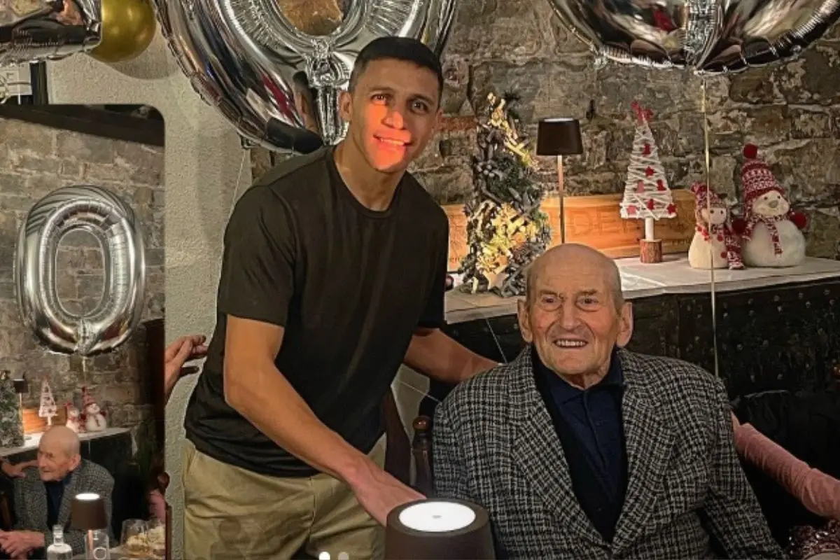 Alexis Sánchez saludó a adulto mayor de 100 años, Instagram