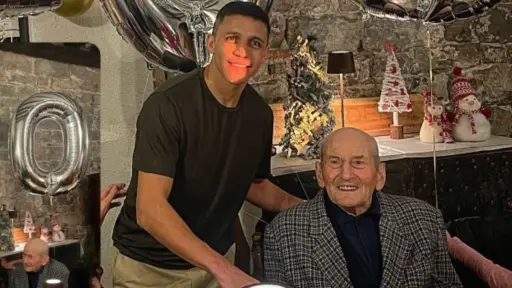 Alexis Sánchez saludó a adulto mayor de 100 años, Instagram