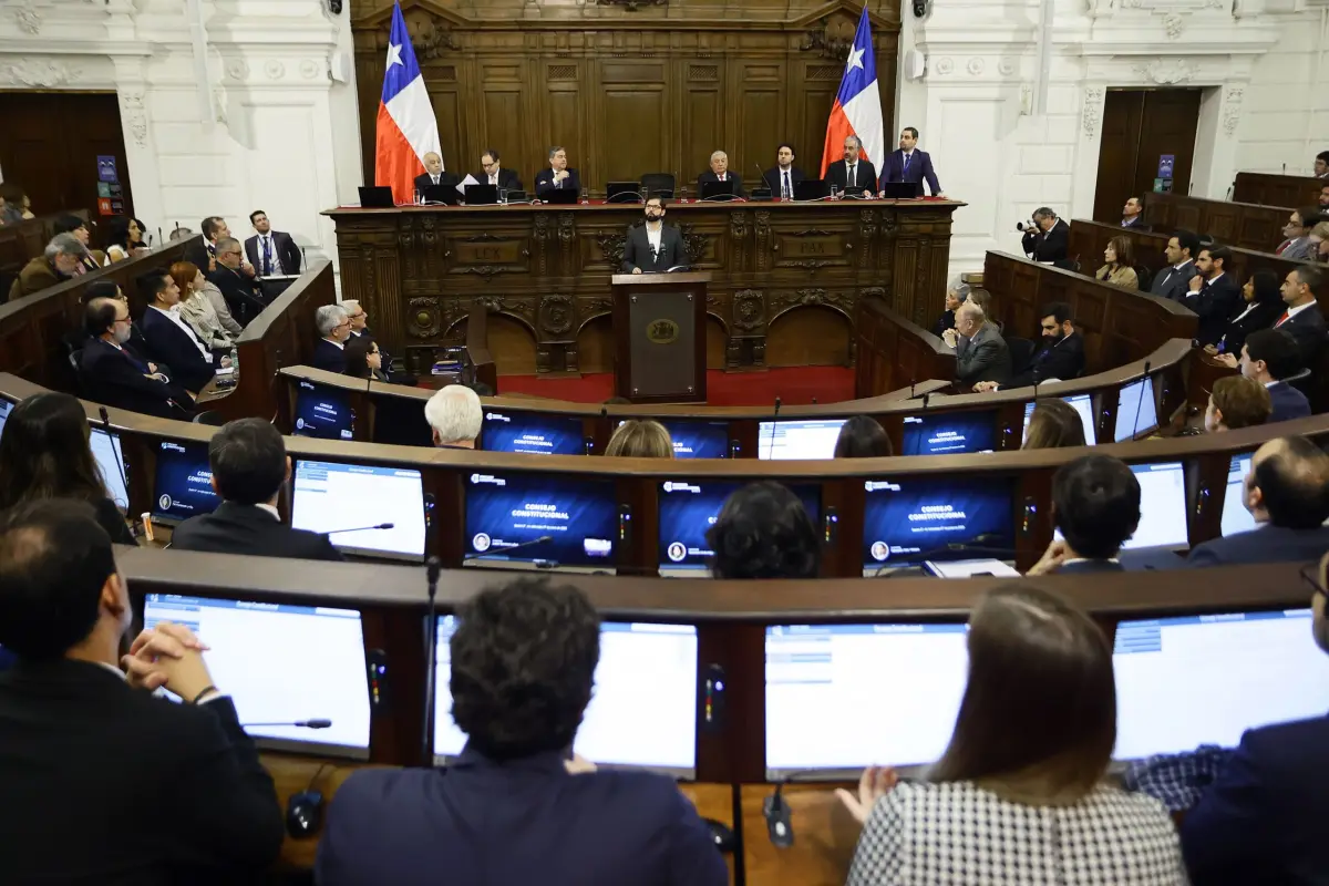 Exconstituyente acusado de abuso sexual , Redes sociales | Referencial