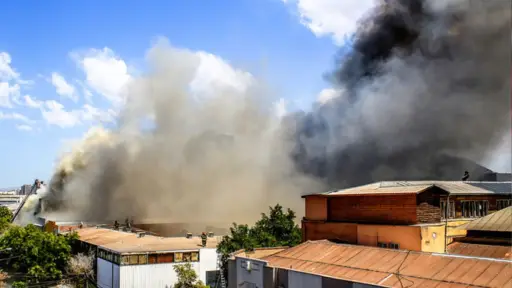 Un agresivo incendio afecta al Barrio Meiggs, Twitter