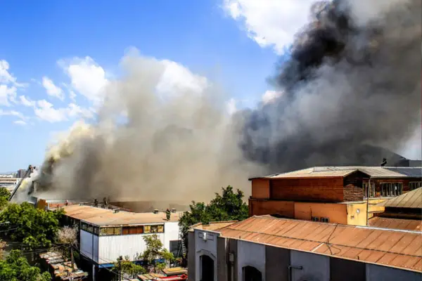 Un agresivo incendio afecta al Barrio Meiggs ,Twitter