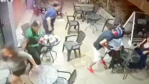 Los motochorros en acción en restaurante de Sushi, Captura