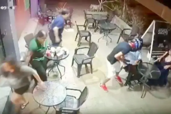 Los motochorros en acción en restaurante de Sushi ,Captura