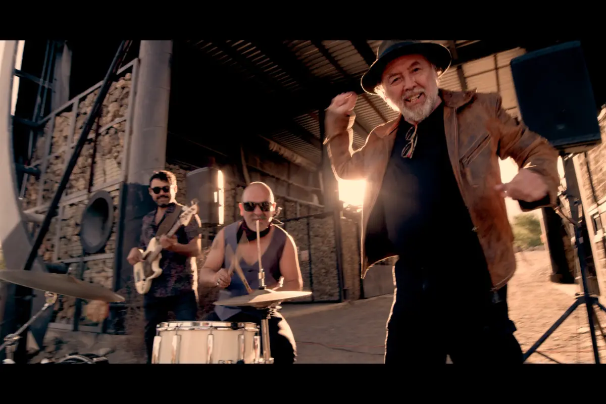 Videoclip de El Cruce, Cedida