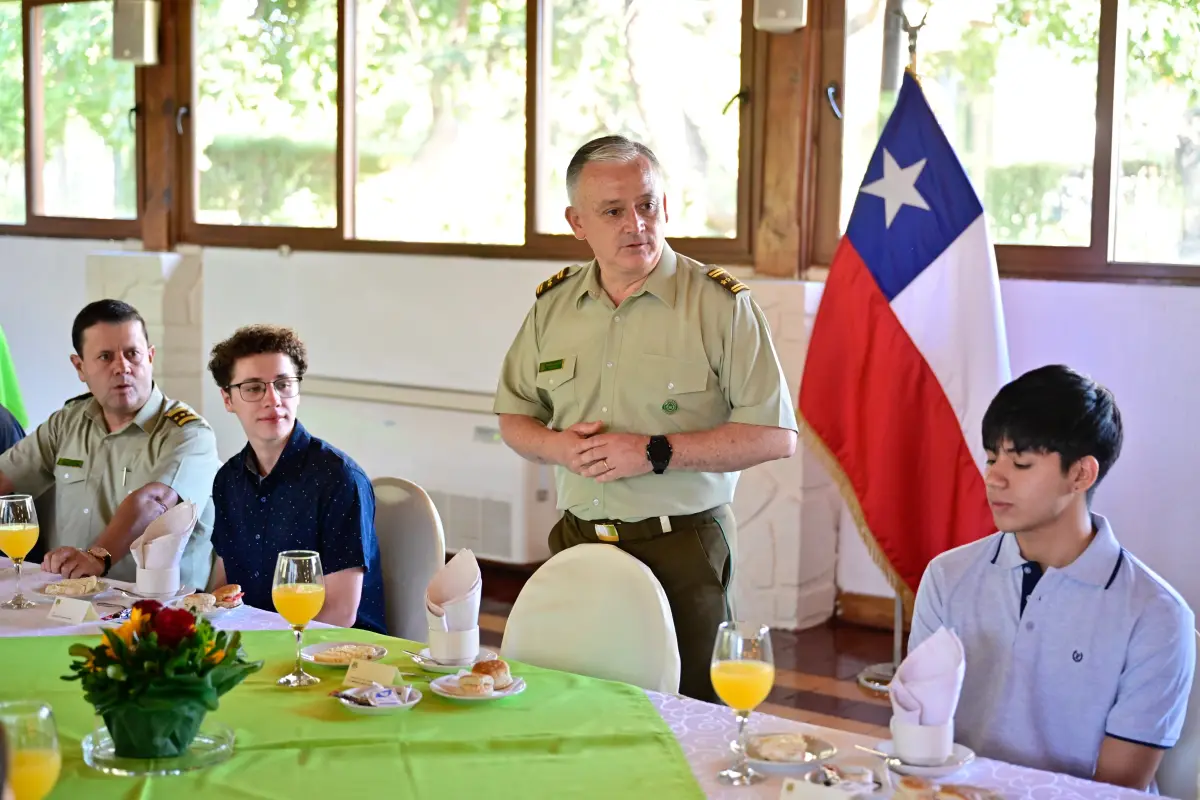 General Director con algunos de los estudiantes premiados , Cedida