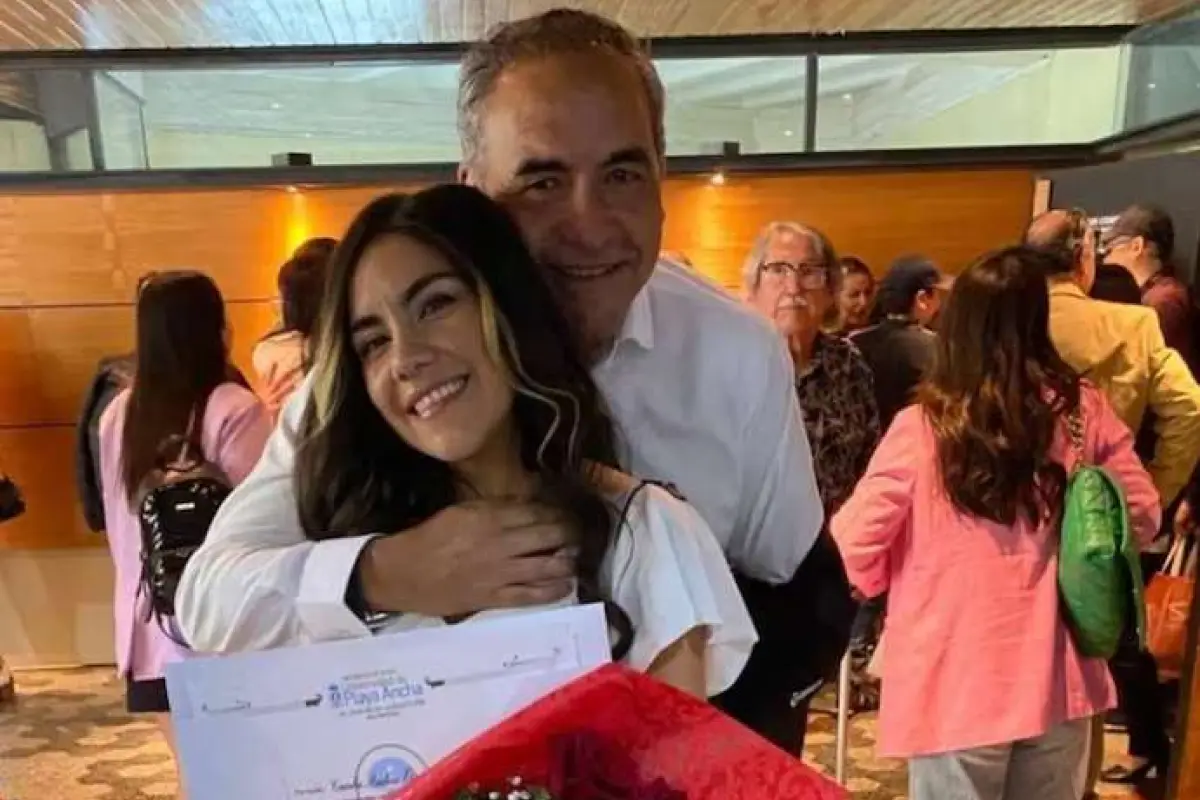 Fidel Espinoza junto a su hija, Redes sociales