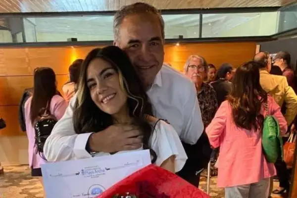 Fidel Espinoza junto a su hija ,Redes sociales