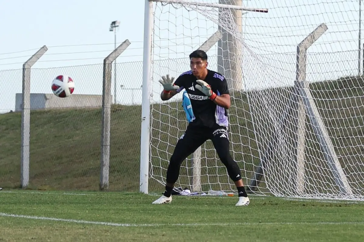 Brayan Cortés otra vez con los guantes de Colo Colo, Instagram