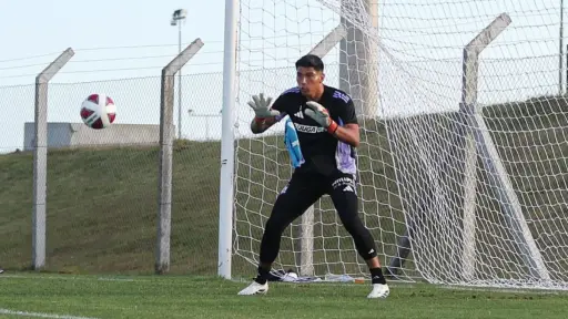 Brayan Cortés otra vez con los guantes de Colo Colo, Instagram