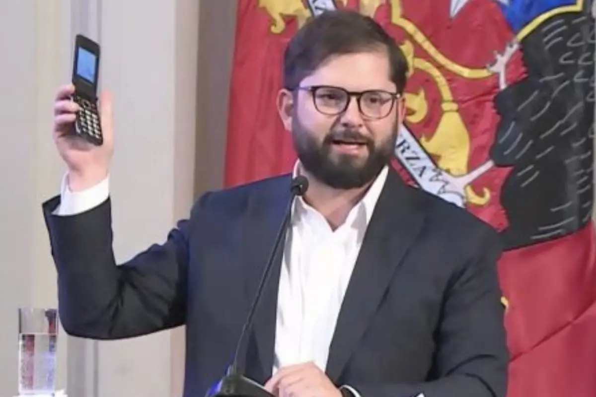El Presidente Boric mostró su nuevo teléfono, Captura