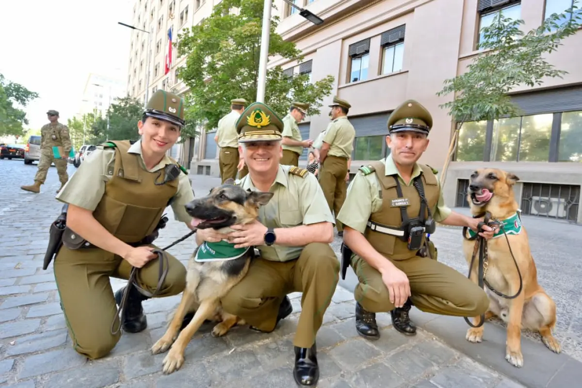 General director de Carabineros Marcelo Araya compartió con uniformados y sus perritos en el centro de Santiago, Cedida