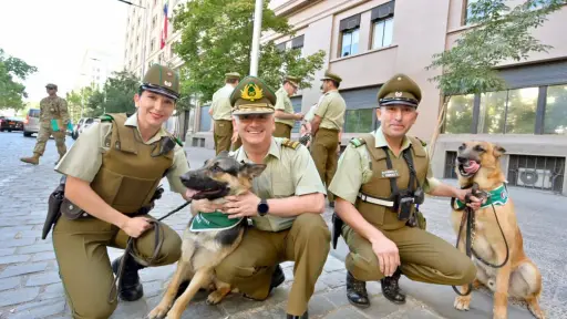 General director de Carabineros Marcelo Araya compartió con uniformados y sus perritos en el centro de Santiago, Cedida