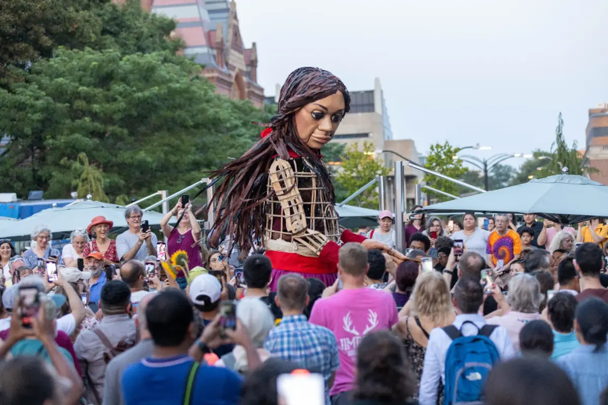 Amal, la muñeca gigante , Cedida