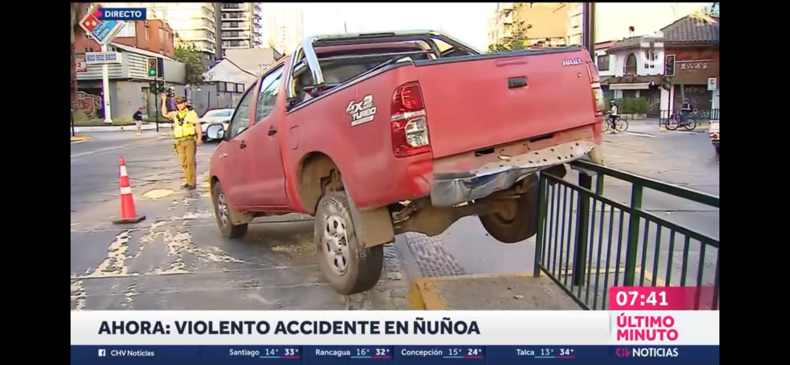 Camioneta quedó montada en Ñuñoa - Captura de Chilevisión