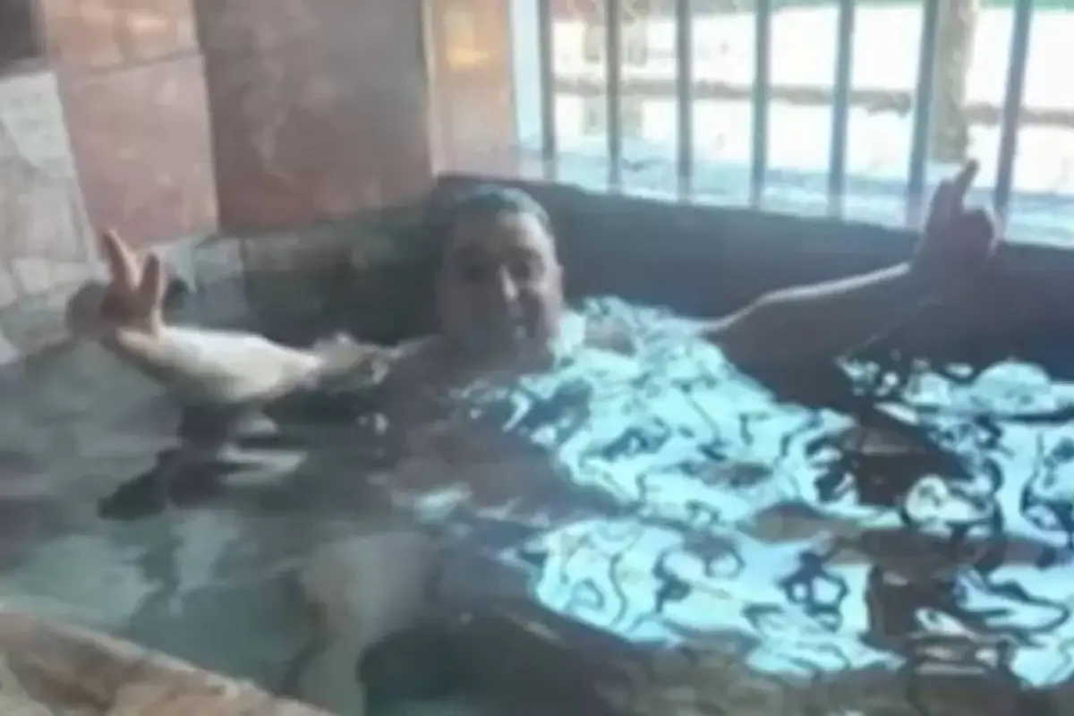 Reo usando ''jacuzzi'' al interior de la expenitenciaria, Redes sociales | X