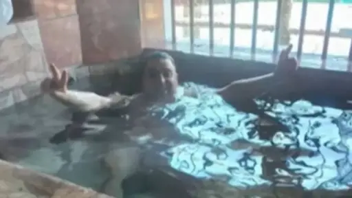 Reo usando ''jacuzzi'' al interior de la expenitenciaria, Redes sociales | X