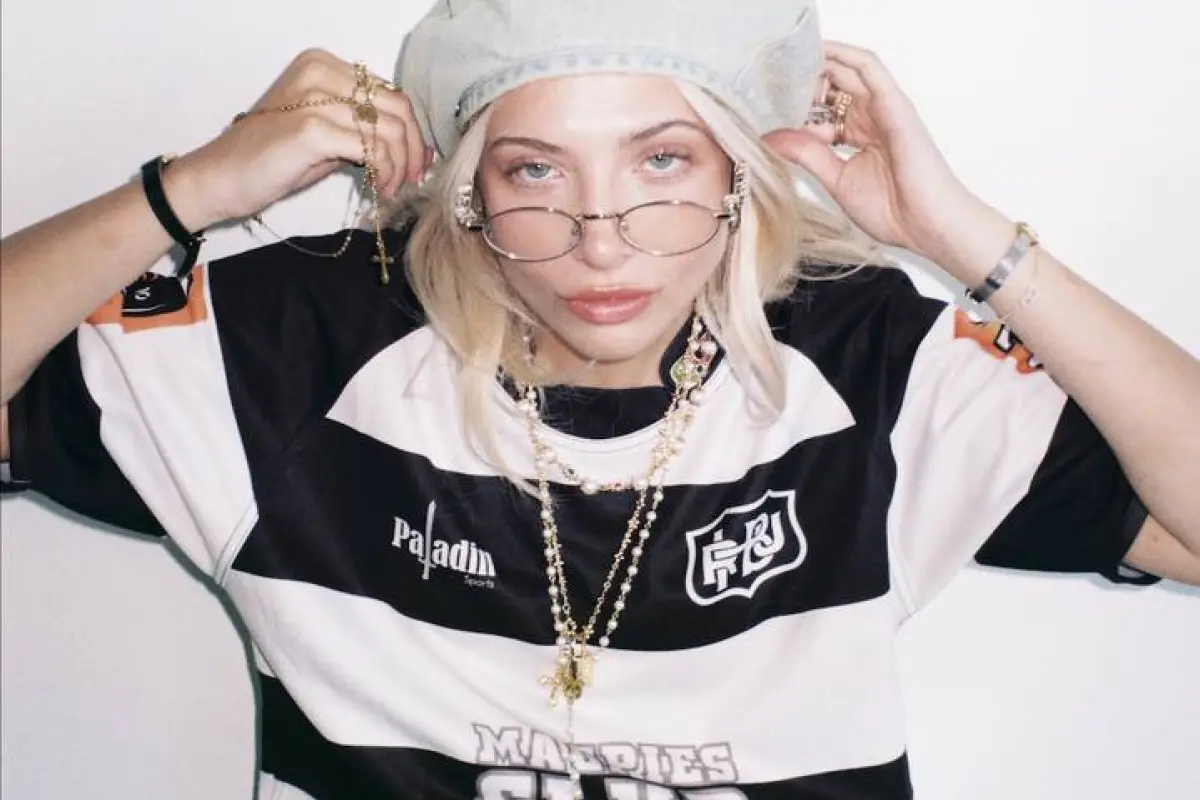 La White Latina, Cedida