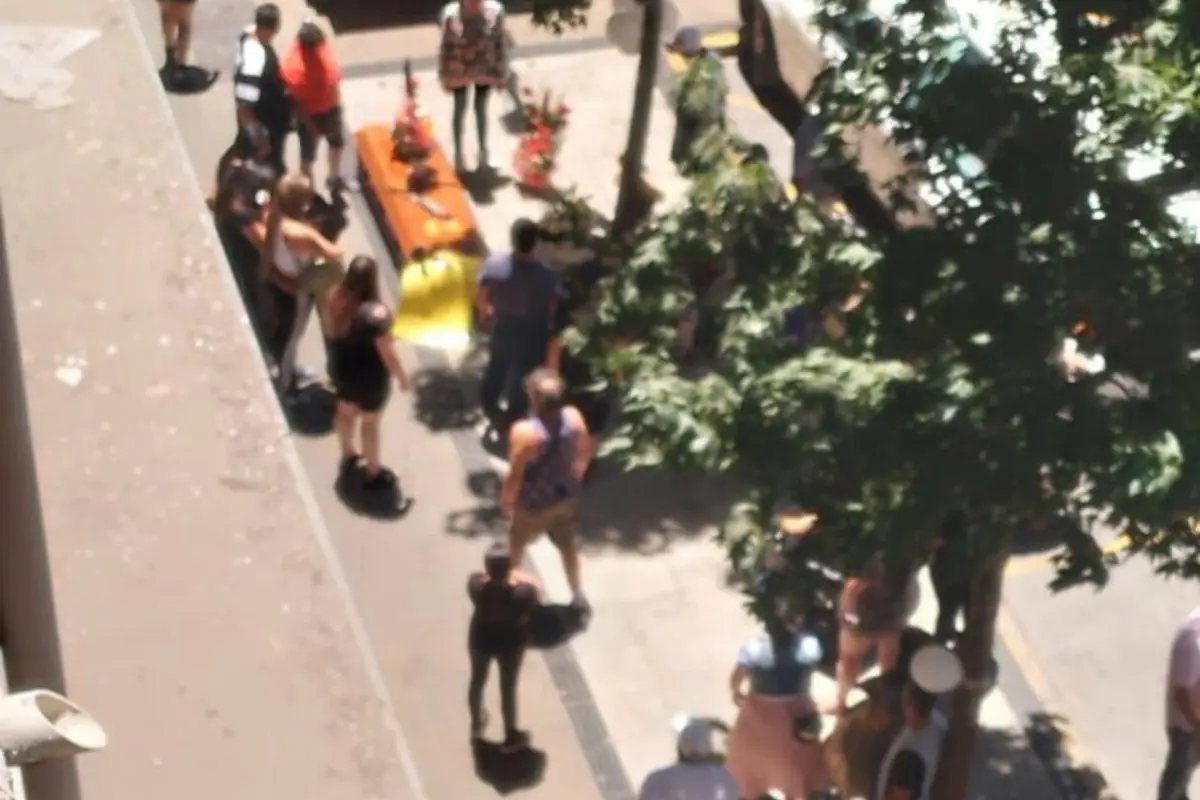 Realizan insólito velorio en plena calle de Santiago Centro, X