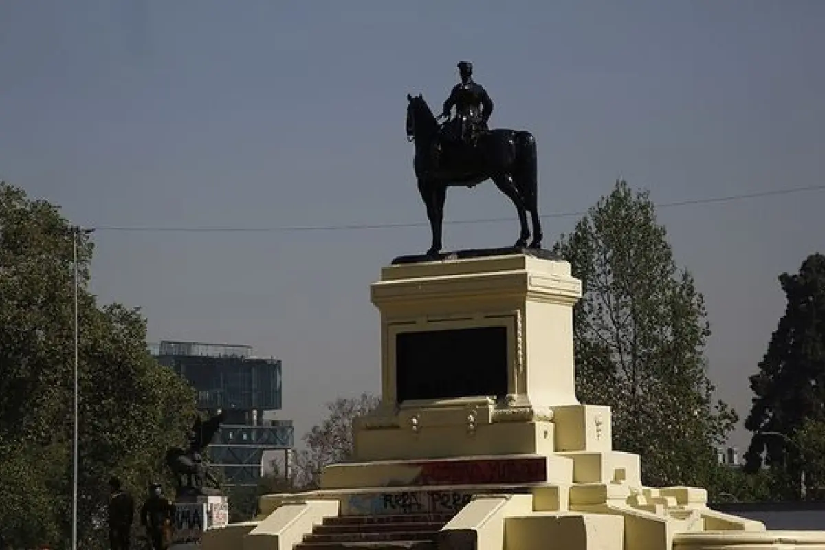 ¿Qué pasará con la estatua del General Baquedano?, Redes sociales | Referencial
