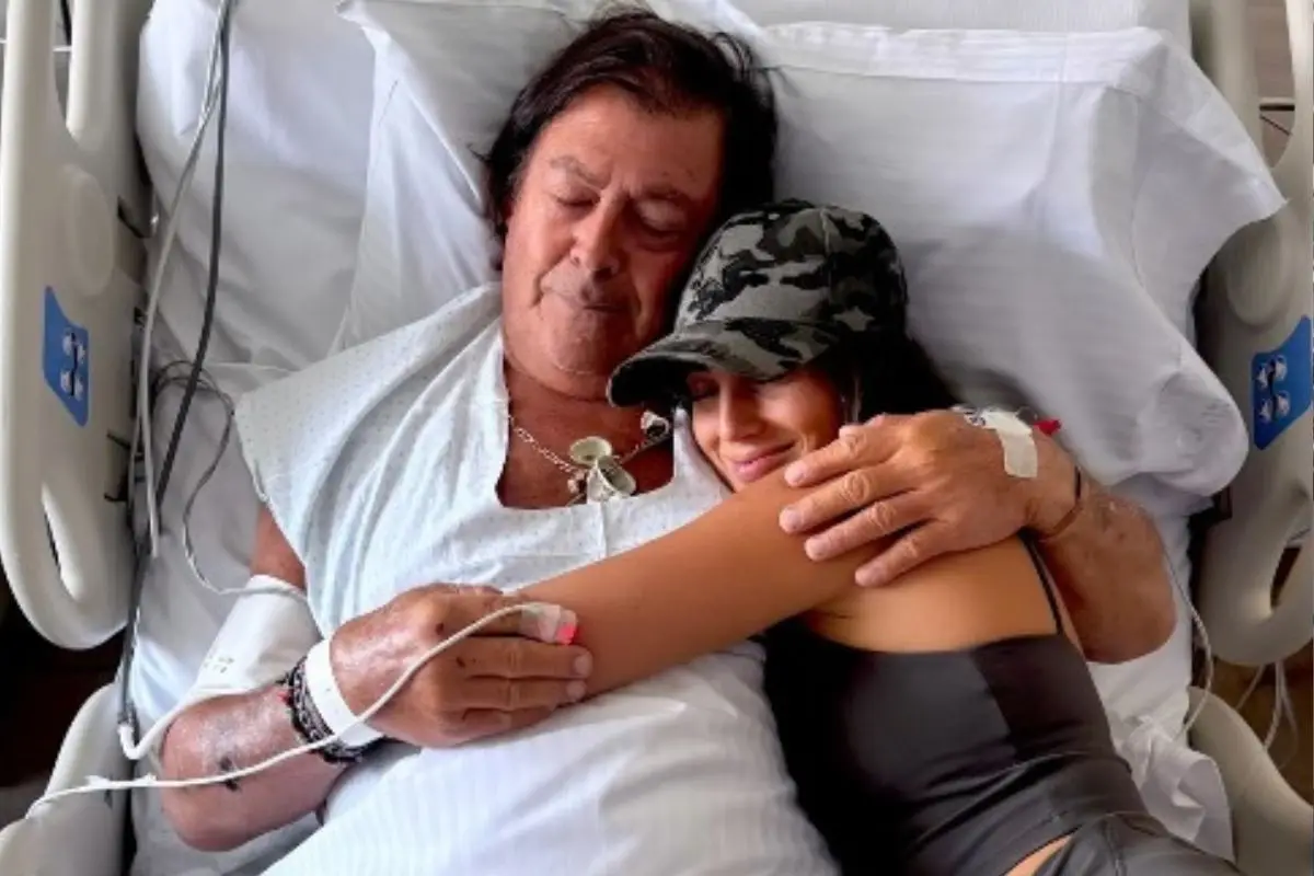 Tita regaloneando a su padre en la clínica, Instagram