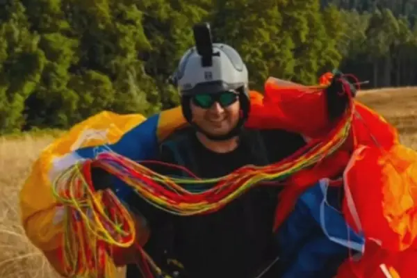 Muere gendarme tras sufrir caída en parapente  ,Redes sociales | X