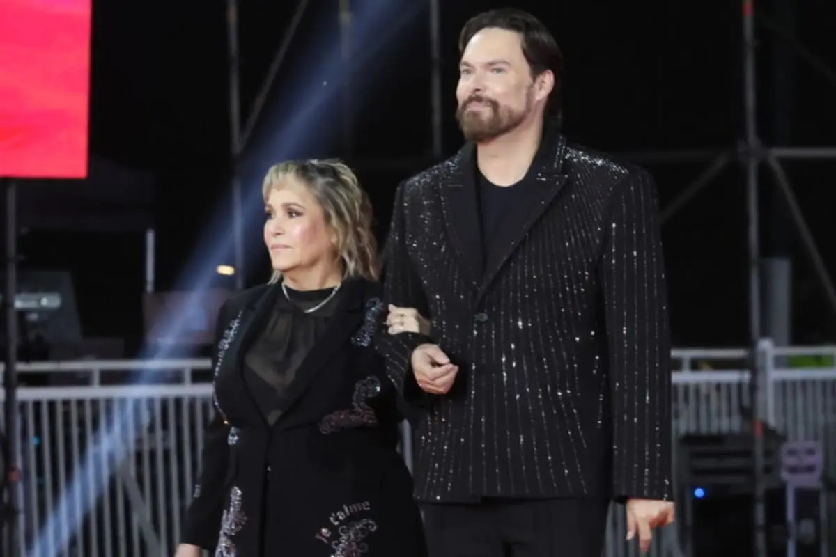 George Harris y su madre, Redes sociales 