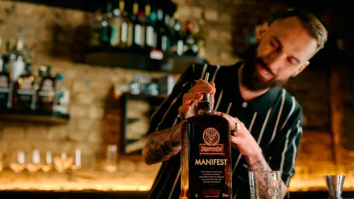 Nueva coctelería de lujo: Jägermeister Manifest reinventa el sour y el Old Fashioned, Cedida