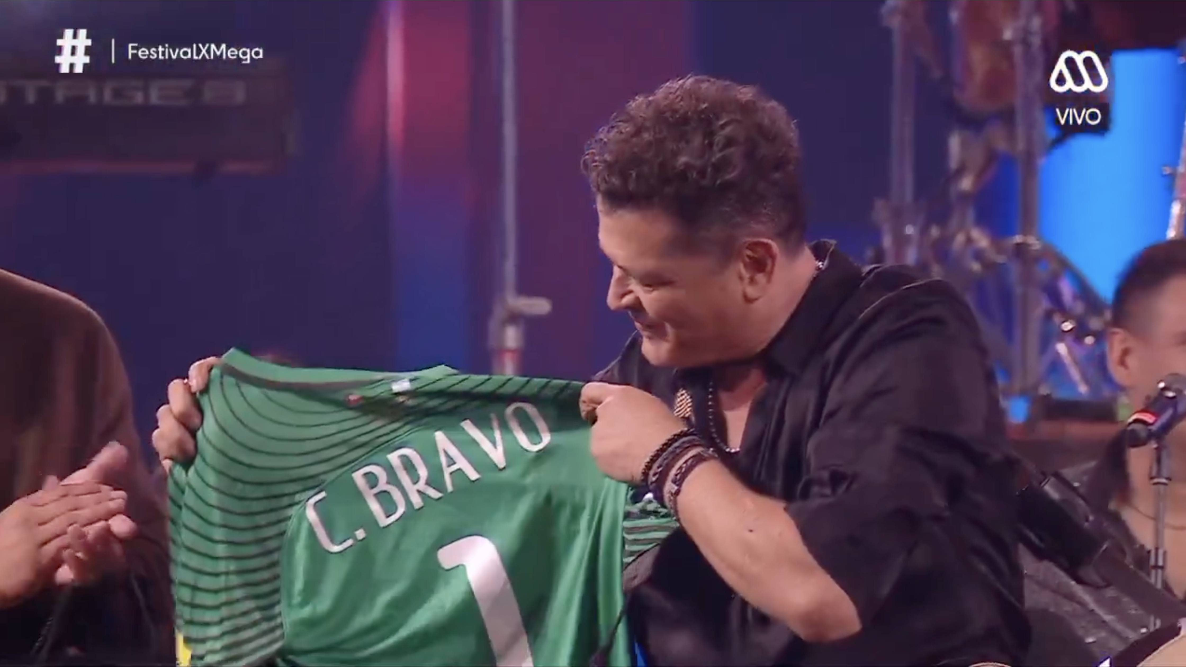 Carlos Vives con la camiseta de Claudio Bravo - Captura de pantalla