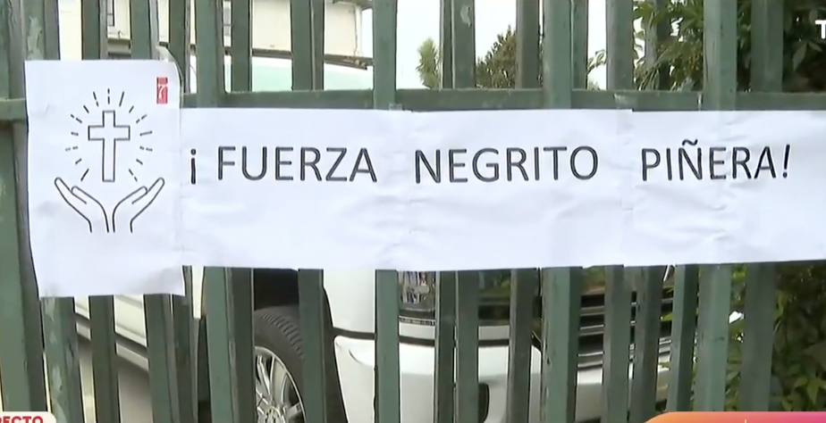 Negro Piñera recibe apoyo afuera de la Clínica Alemana. - Captura de TVN