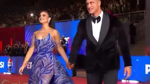 Sammis Reyes y Emilia Dides de la mano durante la Gala, Captura