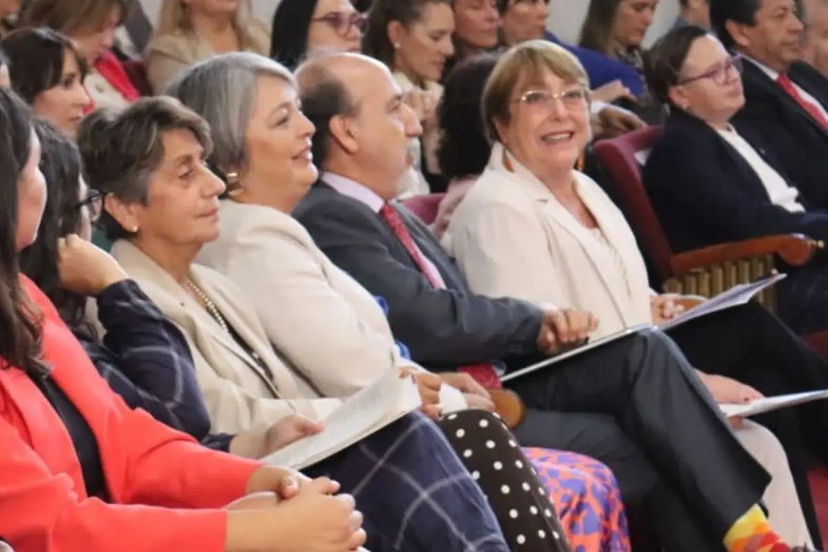 La ministra Jara junto a Michelle Bachelet, red X