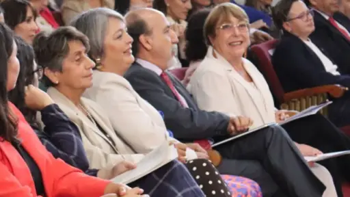 La ministra Jara junto a Michelle Bachelet, red X