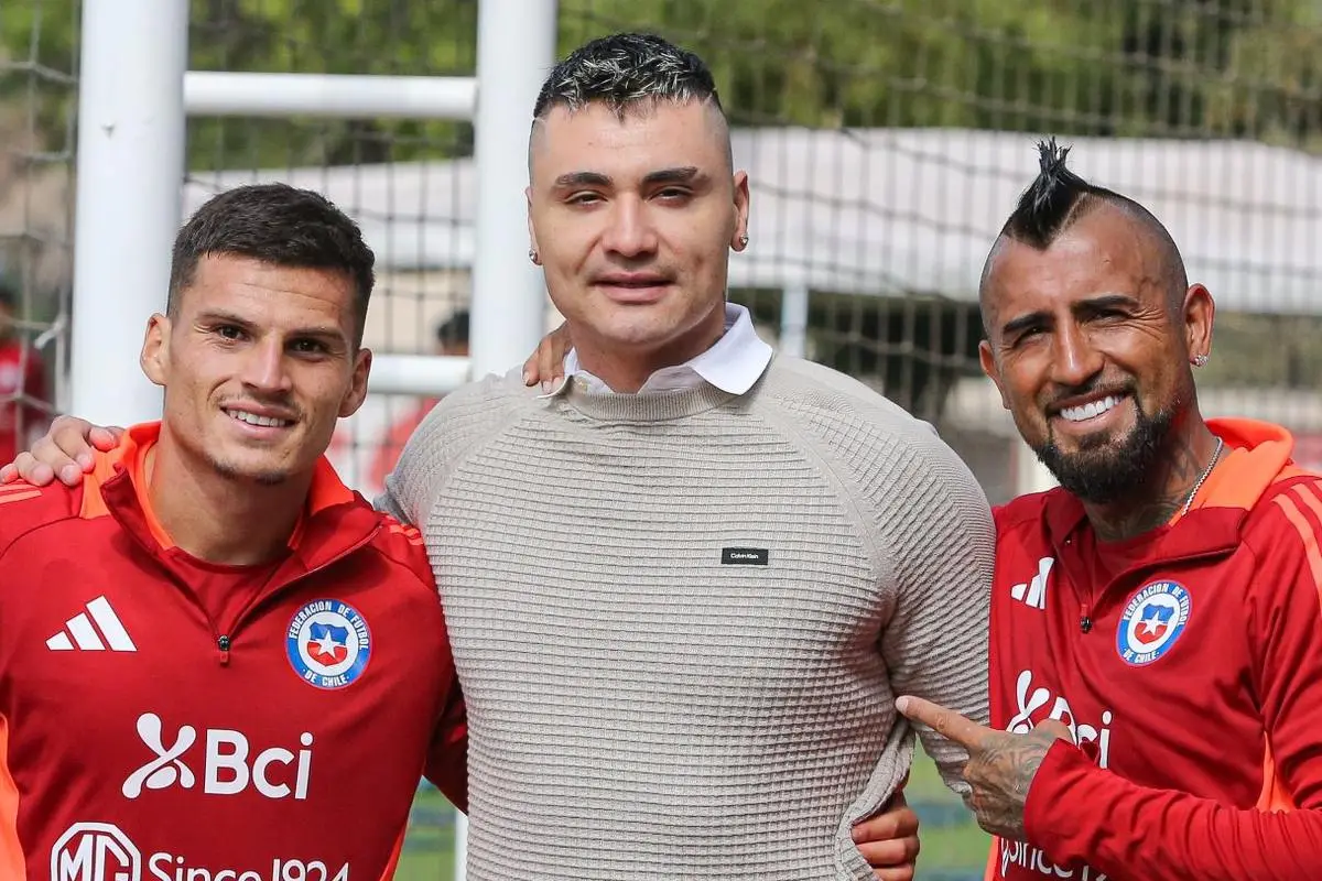 Cristóbal Campos con Lucas Cepeda y Arturo Vidal, La Roja