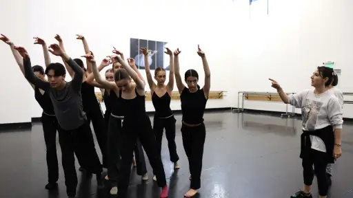 Paola Hartley junto a sus alumnos durante uno de los ensayos de la “Arizona Gran Gala of Stars”., Cedida