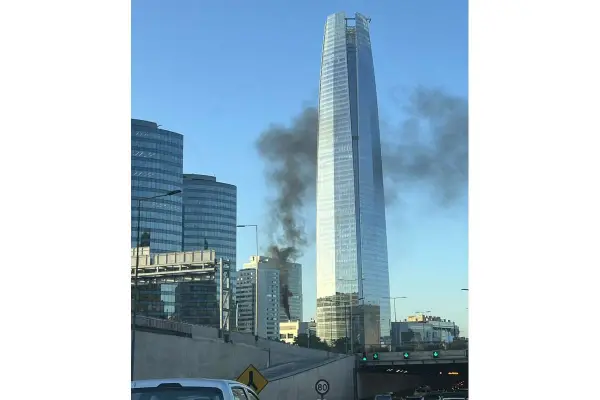 Humo en el Costanera Center ,Redes sociales - @matiasdva