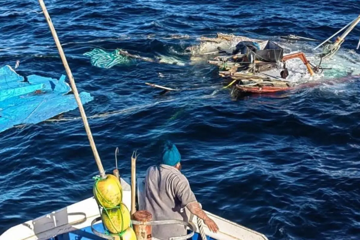 La lancha apareció completamente destruida, red X