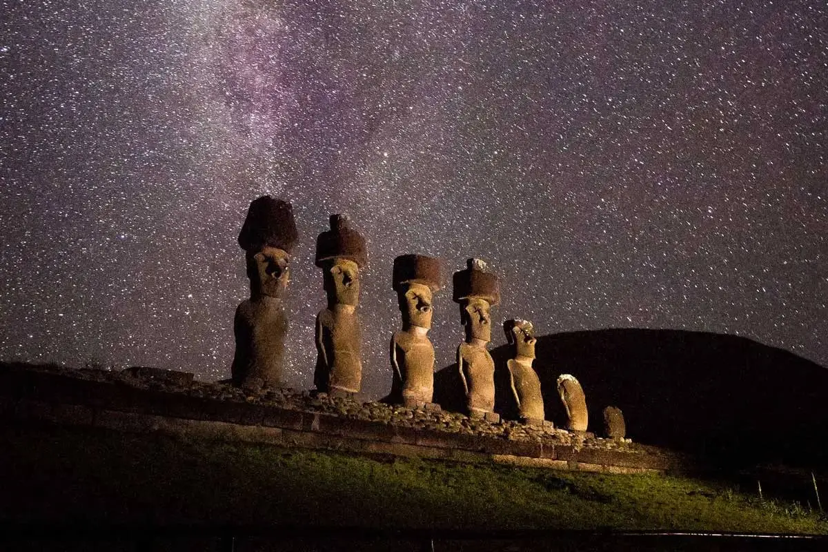 Isla de Pascua, por la noche, Redes sociales | Referencial