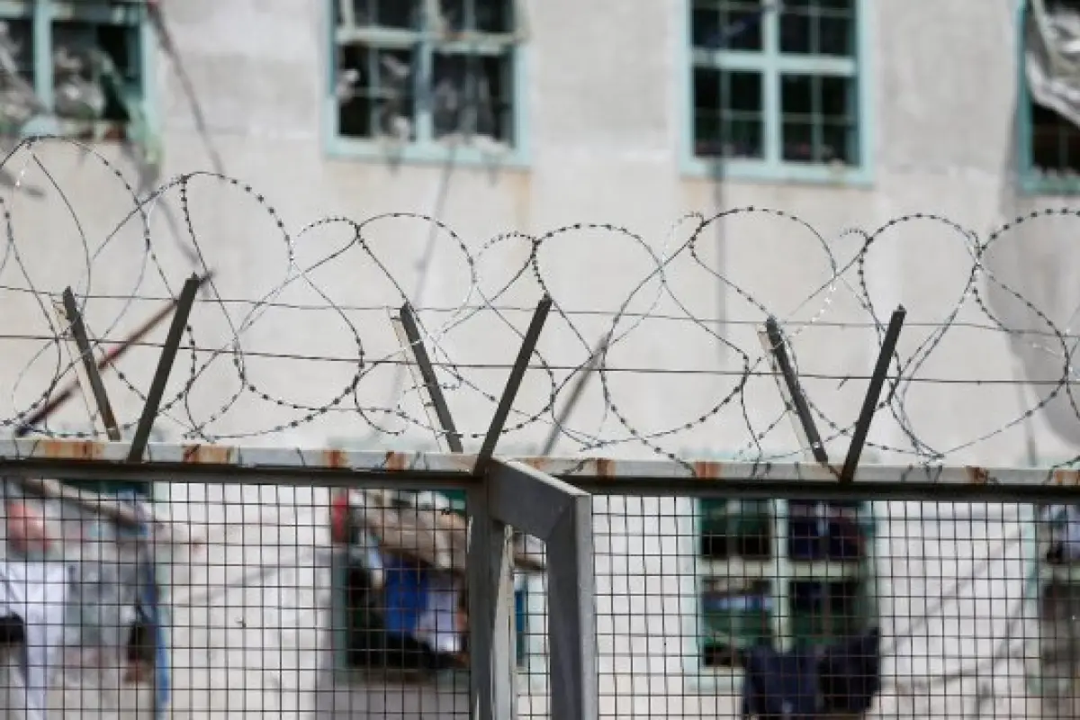 Mujer acusada de esclavizar a niño de 13 años fue agredida en la cárcel: Tuvo que ser trasladada a hospital, Redes sociales | Referencial