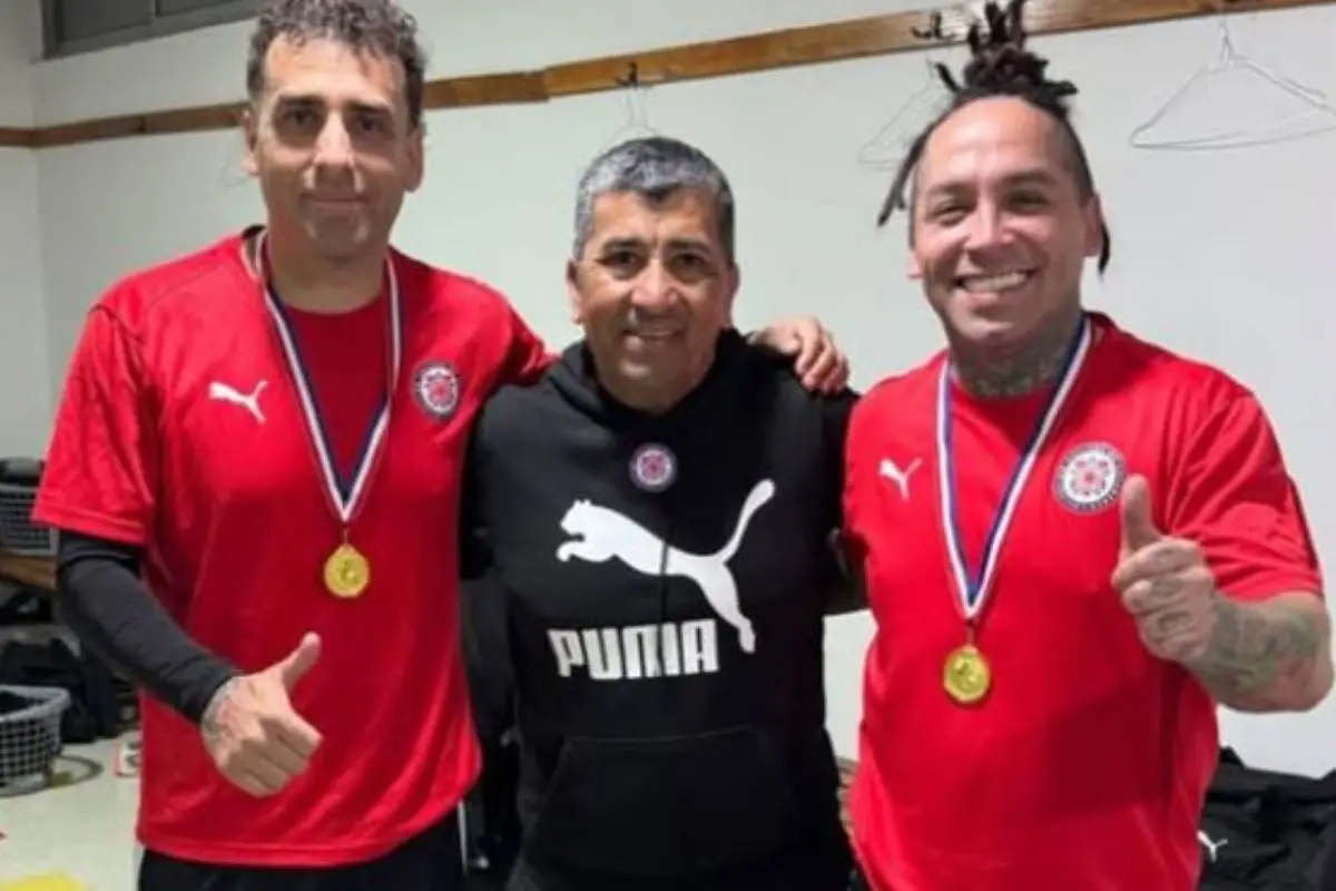 Los humoristas junto al ex utilero de la Roja Wilson Vásquez, Instagram