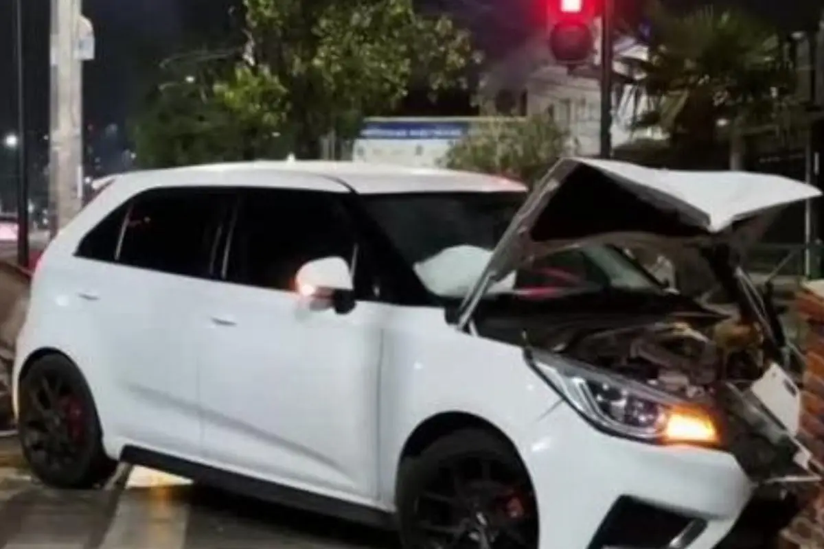 El auto involucrado terminó incrustado en un pilar de concreto, Captura
