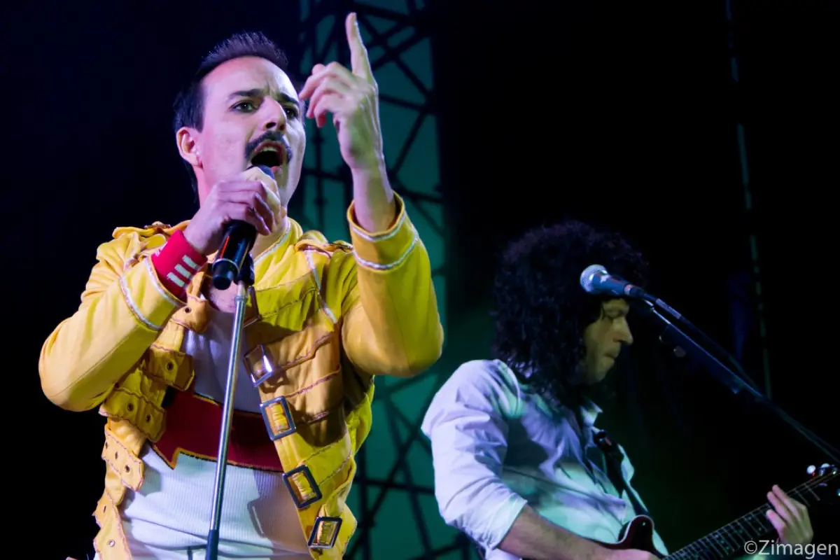 Dios Salve a la reina, Facebook