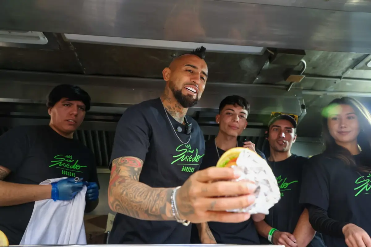 Arturo Vidal entregando hamburguesas, Juan Pablo Carmona Y